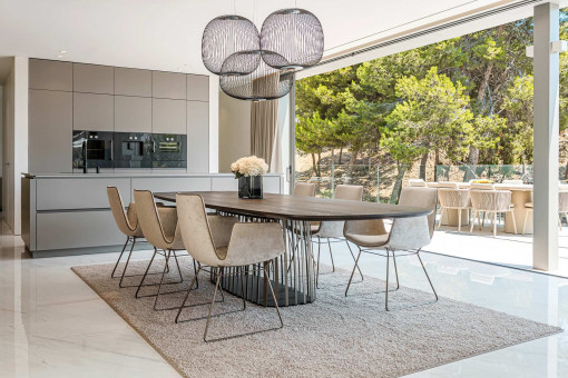 Comedor luminoso con acceso a la terraza