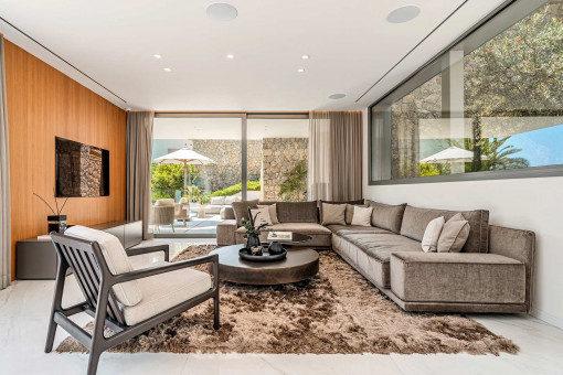 Salón moderno con grandes ventanales