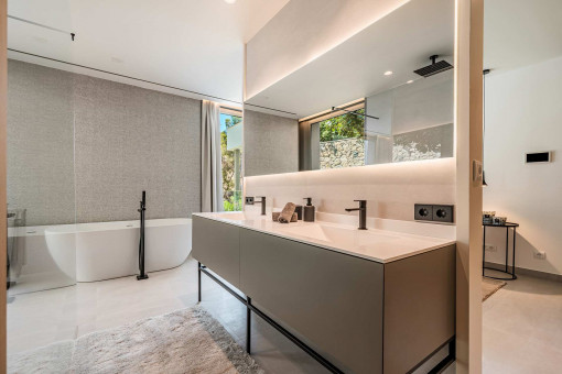 Uno de los cinco baños