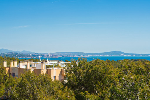 Vistas parciales al mar desde la terraza en la azotea