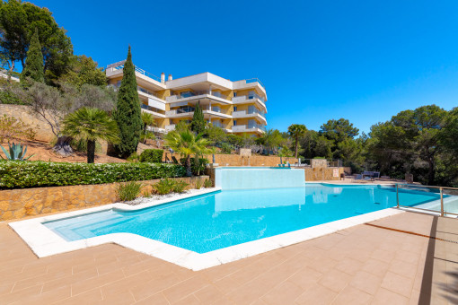 Preciosa zona de piscina