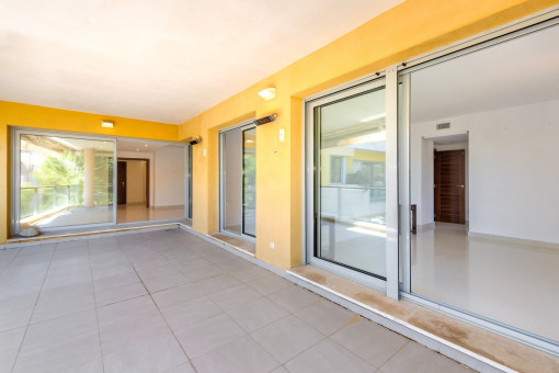 Terraza cubierta en la planta principal