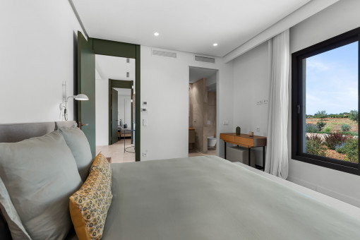 Suite de invitados con elegante baño en suite y acabados de primera calidad