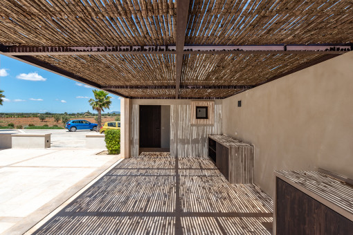 Espacio de barbacoa exterior cubierto