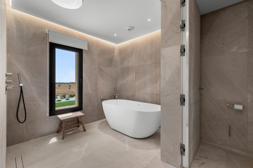 Exclusivo baño master con acabados de piedra natural y amplia bañera