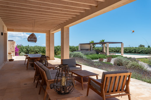 Elegante terraza con vistas al jardín mediterráneo y la piscina