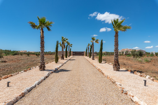 Elegante entrada privada que conduce a la finca