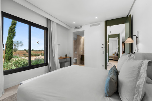Dormitorio de invitados con armario empotrado y baño en suite