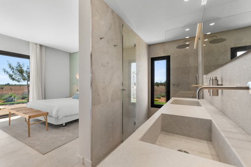 Baño en suite de piedra natural con ducha