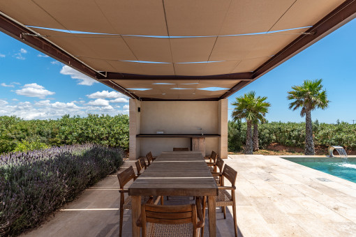 Zona de relax con pérgola y posibilidad de instalar una cocina exterior