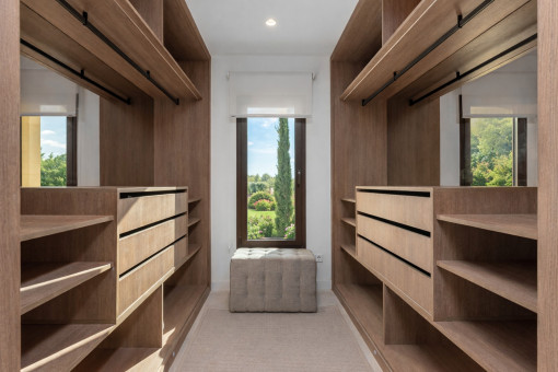 Vestidor con amplio espacio de almacenamiento