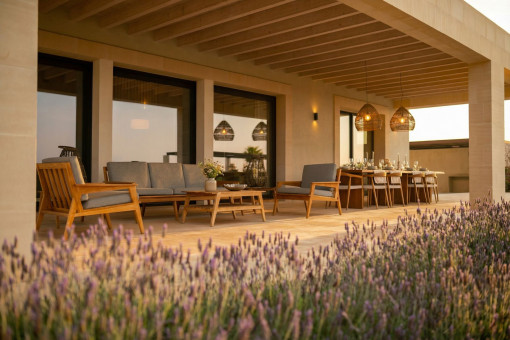 Amplia terraza frente al salón con jardín de lavanda
