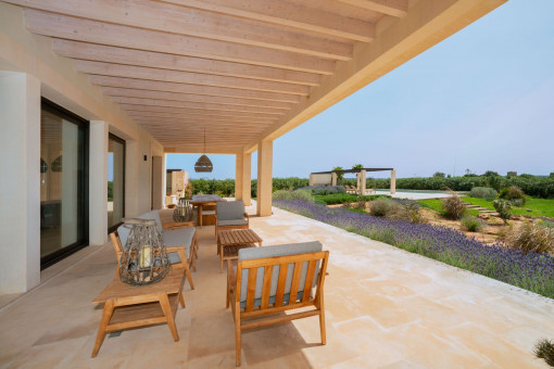 Elegante terraza con vistas al jardín mediterráneo y la piscina
