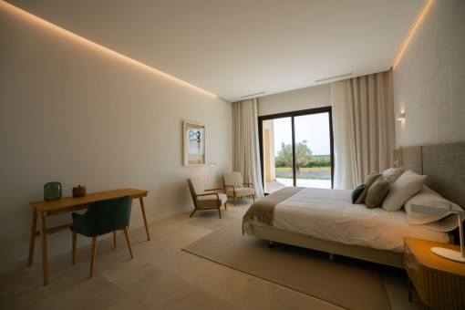 Elegante suite principal con vistas al paisaje mediterráneo