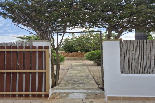Acceso al jardín