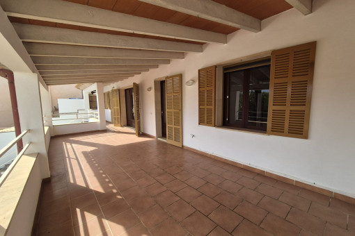 Terraza con escalera que conduce al patio