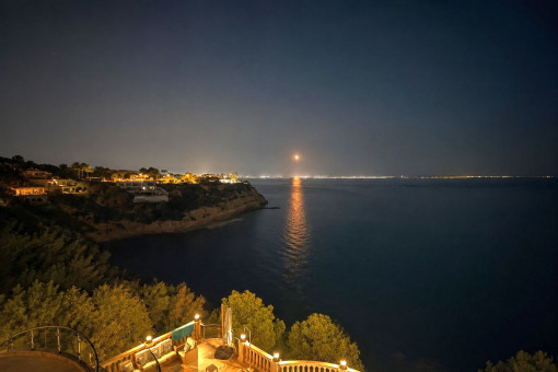 Vista nocturna al mar