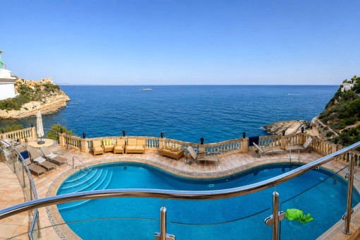 Piscina curva de agua salada
