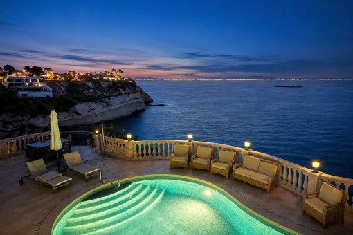 Terraza con piscina y vistas al mar