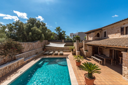 La terraza y la piscina se encuentran en un nivel ligeramente inferior