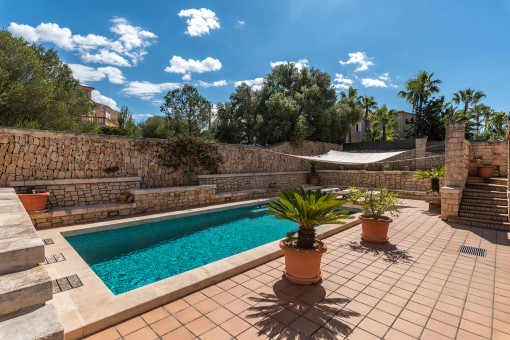 Piscina con zona de estar integrada de obra