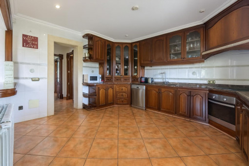 Cocina espaciosa con armarios de madera