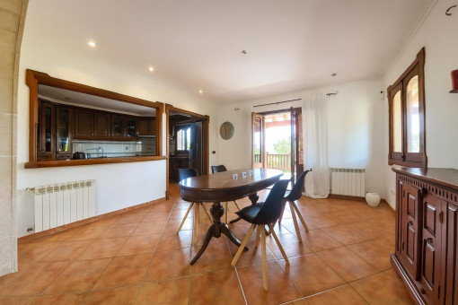 Área de comedor con vista a cocina abierta