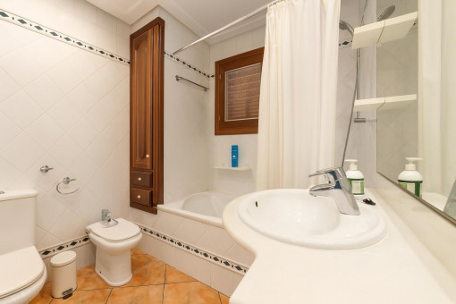 Baño con bañera y bidé