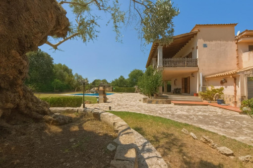 Casa grande con piscina y jardín