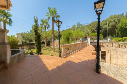 Gran terraza con vista al jardín