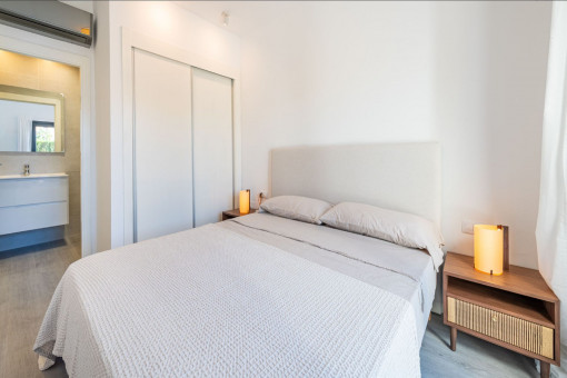 Dormitorio con baño en suite