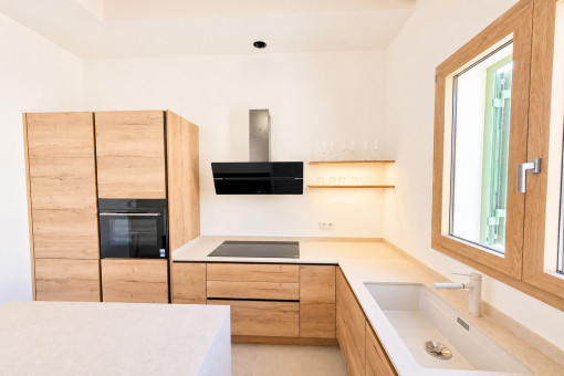 Elegante cocina con vistas al patio