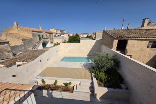 Vistas desde el balcón al patio y la zona de piscina
