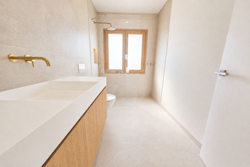 Elegante baño con materiales de alta calidad