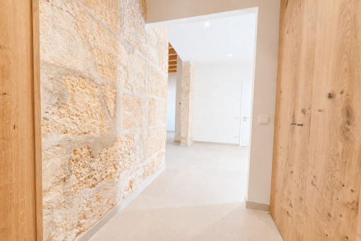 Diseño elegante con elementos de madera y piedra natural