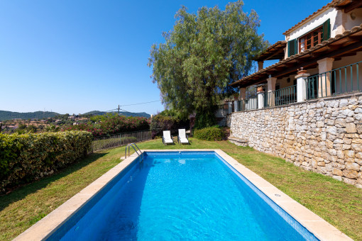 Piscina con jardín