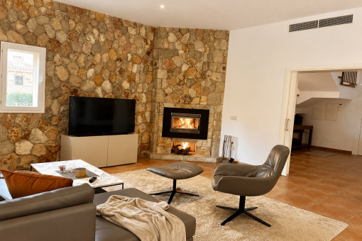 Acogedora sala de estar con chimenea