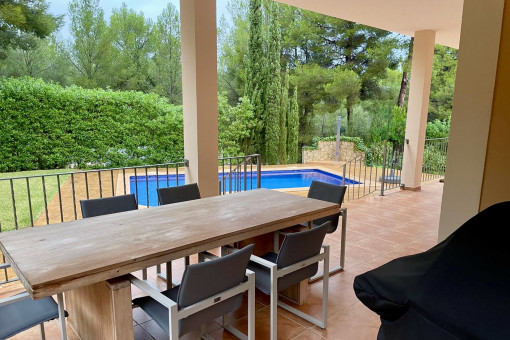 Terraza cubierta con vistas al jardín