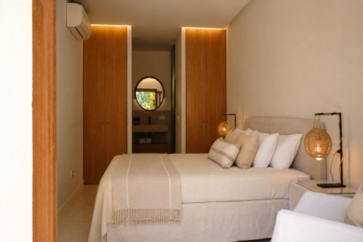 Master-bedroom with bathroom en-suite