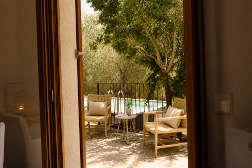 Terraza cerca de la piscina