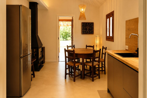 Área de comer y cocinar con chimenea