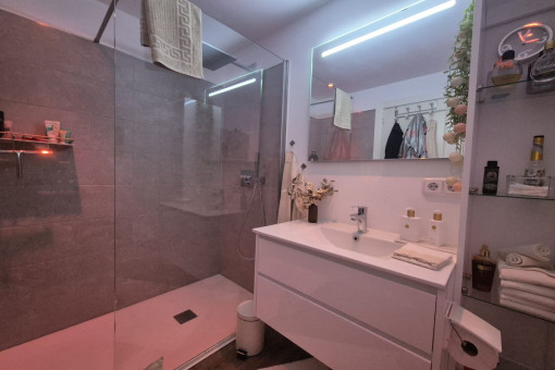 Moderno baño con ducha a ras de suelo