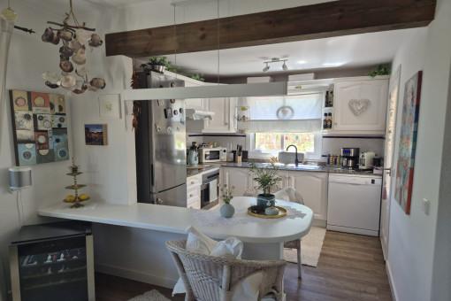 Cocina abierta de estilo rústico con zona de comedor
