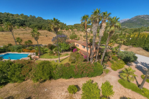 Vista aérea de propiedad con piscina y jardín