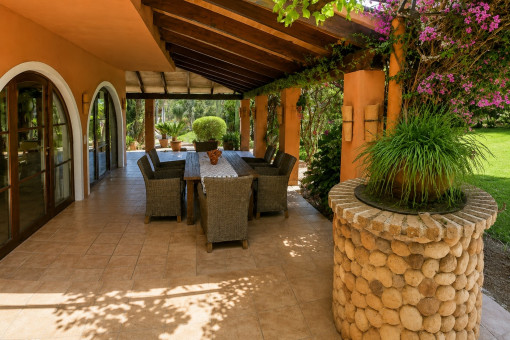 Terraza cubierta con comedor y vista al jardín