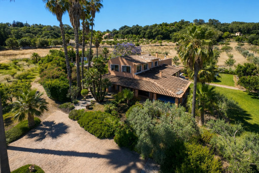 Vista aérea de villa grande con jardín