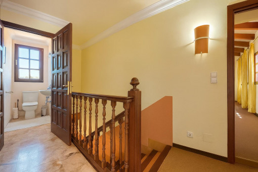 Distribuidor en primera planta con acceso a baño