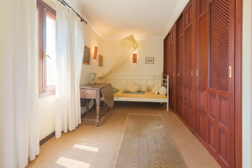 Dormitorio luminoso con armario grande