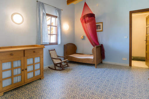 Dormitorio rústico con suelo decorativo