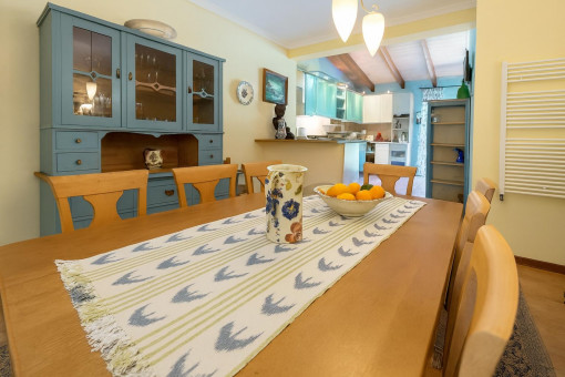 Zona de comedor con jarrones decorativos